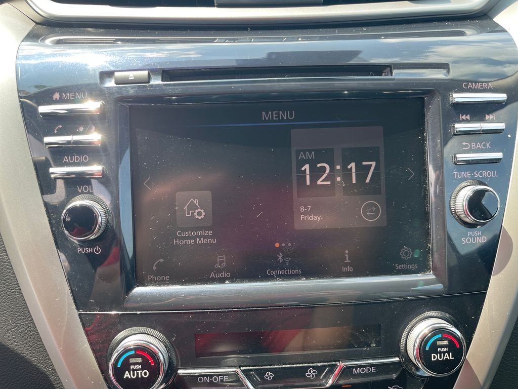 Used 2020 White Nissan S image 21