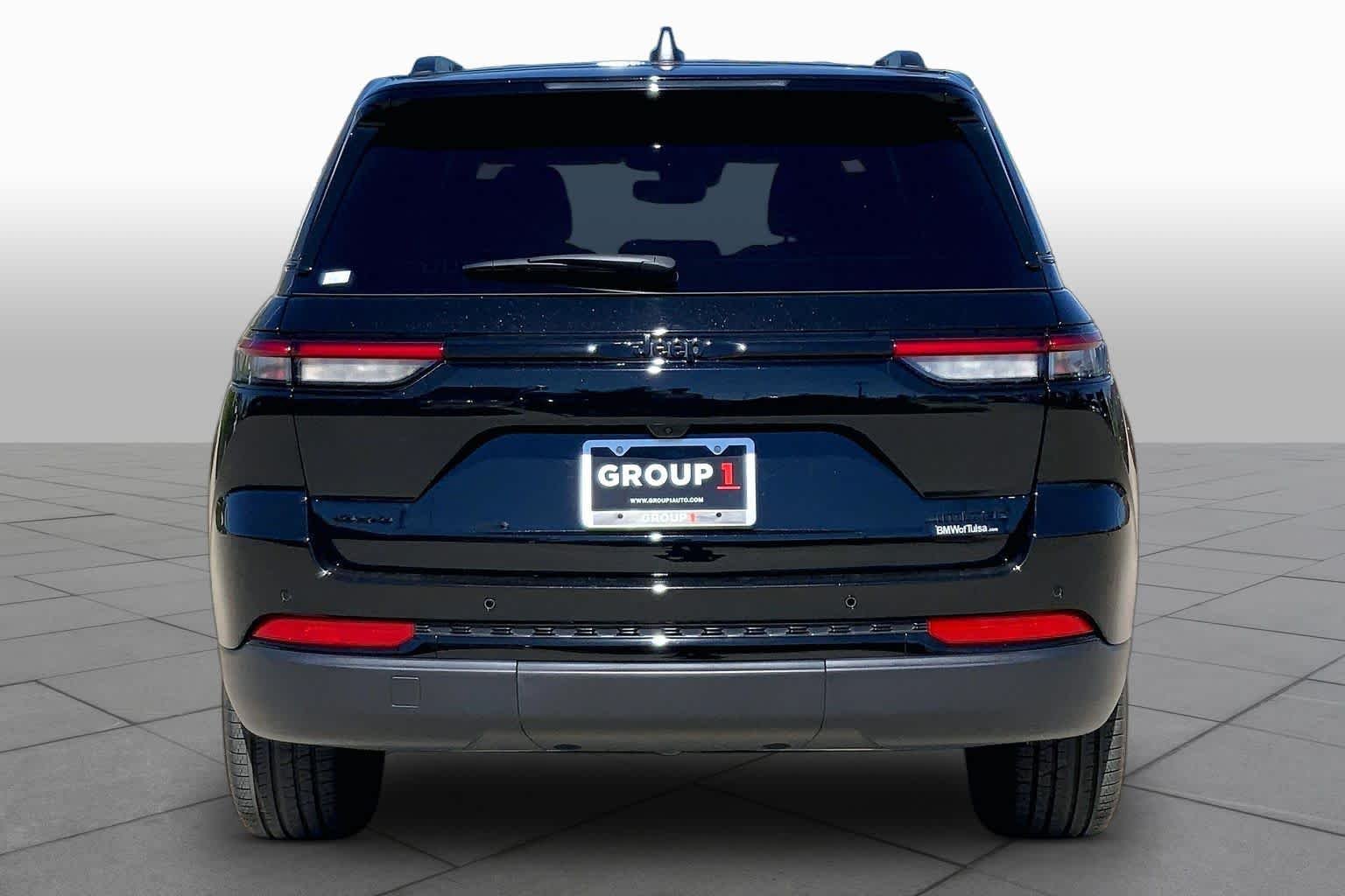 Used 2024 Diamond Black Crystal Pearlcoat Jeep Limited image 4