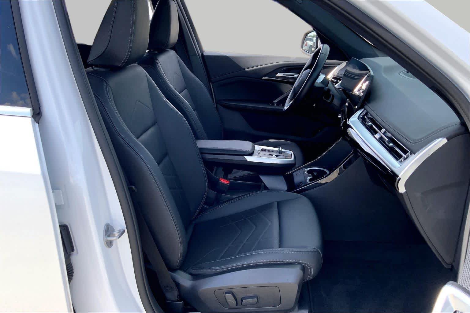 Used 2026 Mineral White Metallic BMW xDrive28i image 9