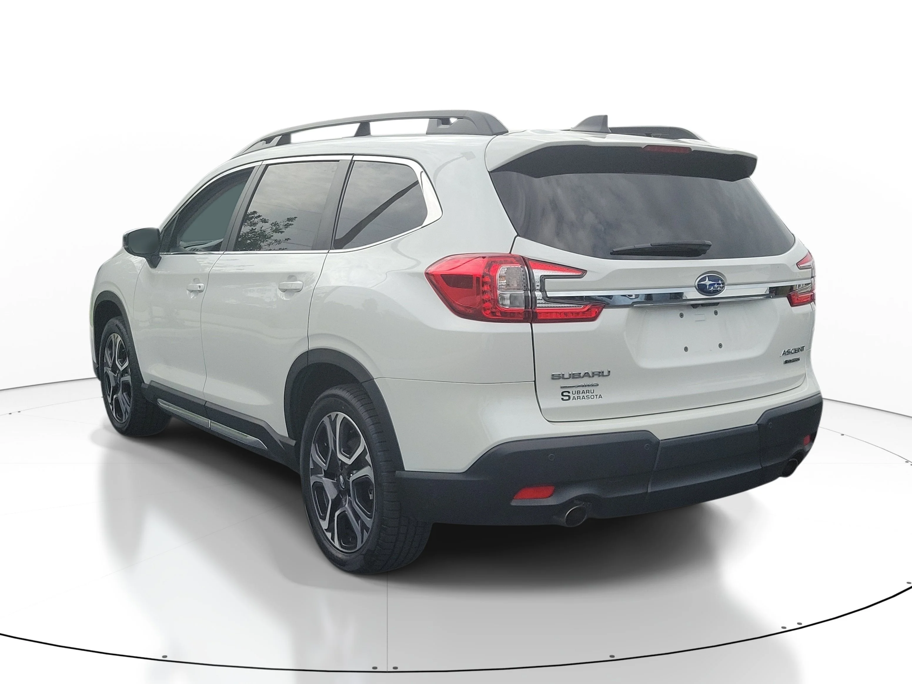 Used 2024 Crystal White Pearl Subaru Limited image 4