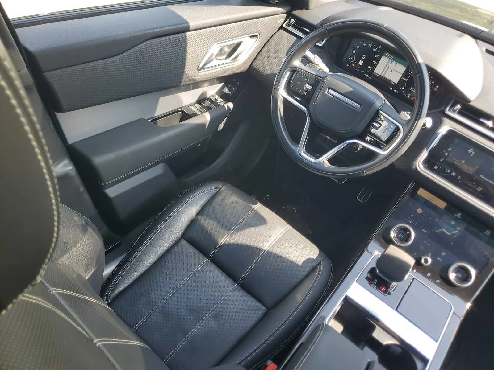 Used 2023  Land Rover R-Dynamic S image 14