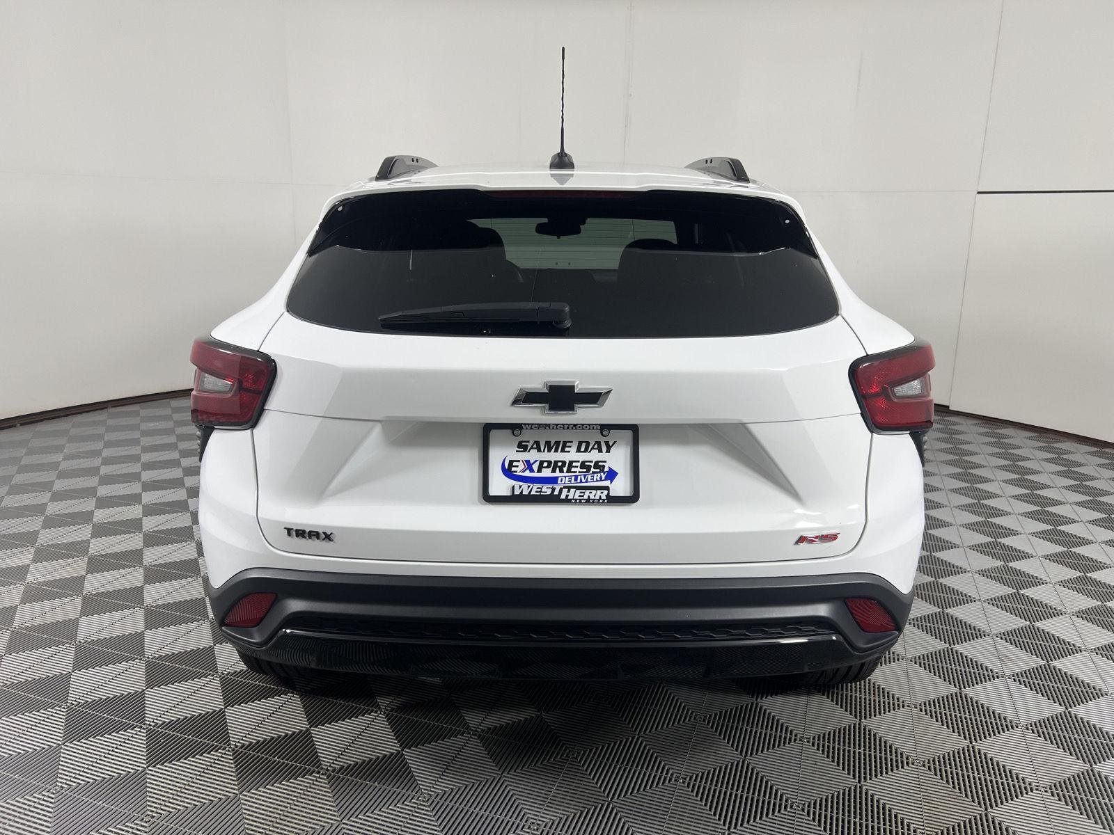 Used 2024 Summit White Chevrolet 2RS image 11