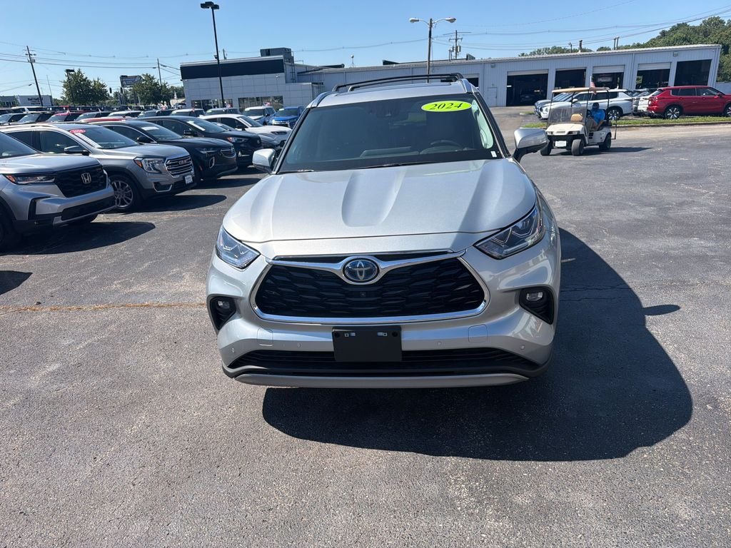 Used 2024 Silver Toyota Platinum image 8