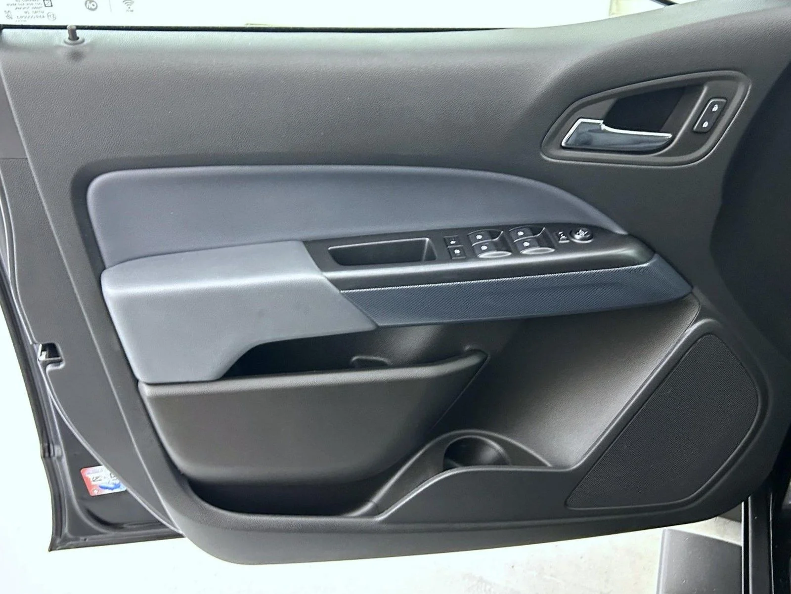 Used 2022 Black Chevrolet Z71 image 9