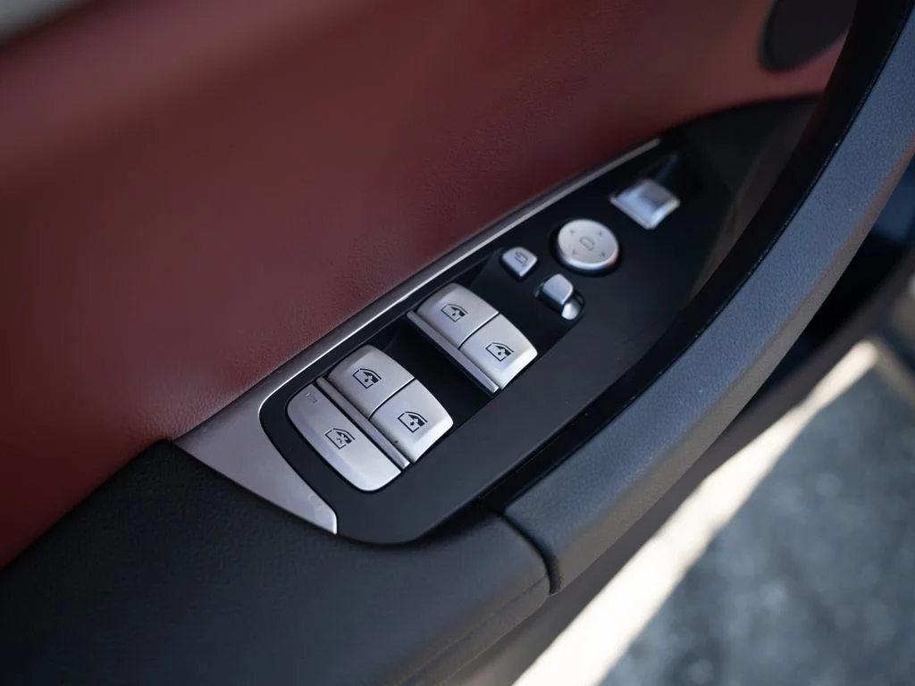 Used 2024 Gray BMW xDrive30i image 16
