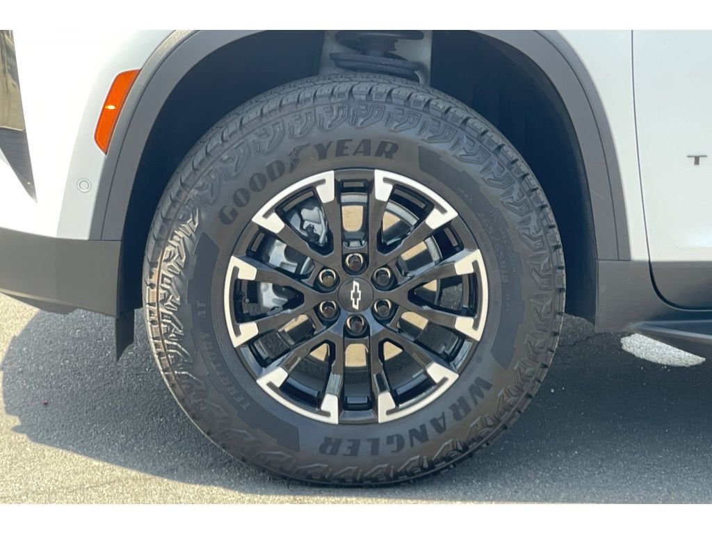 Used 2025 Iridescent Pearl Tricoat Chevrolet AWD Z71 image 45