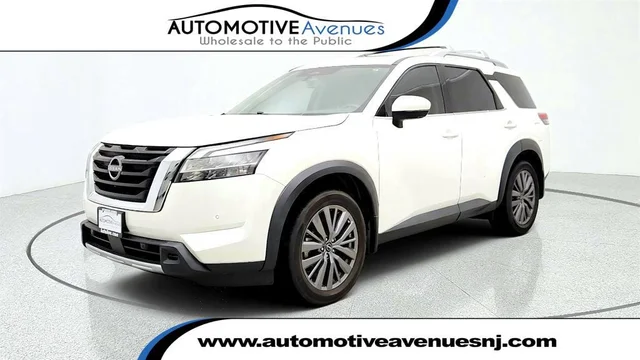 2024 Nissan Pathfinder SL w/ Premium Pkg & Cross Bars