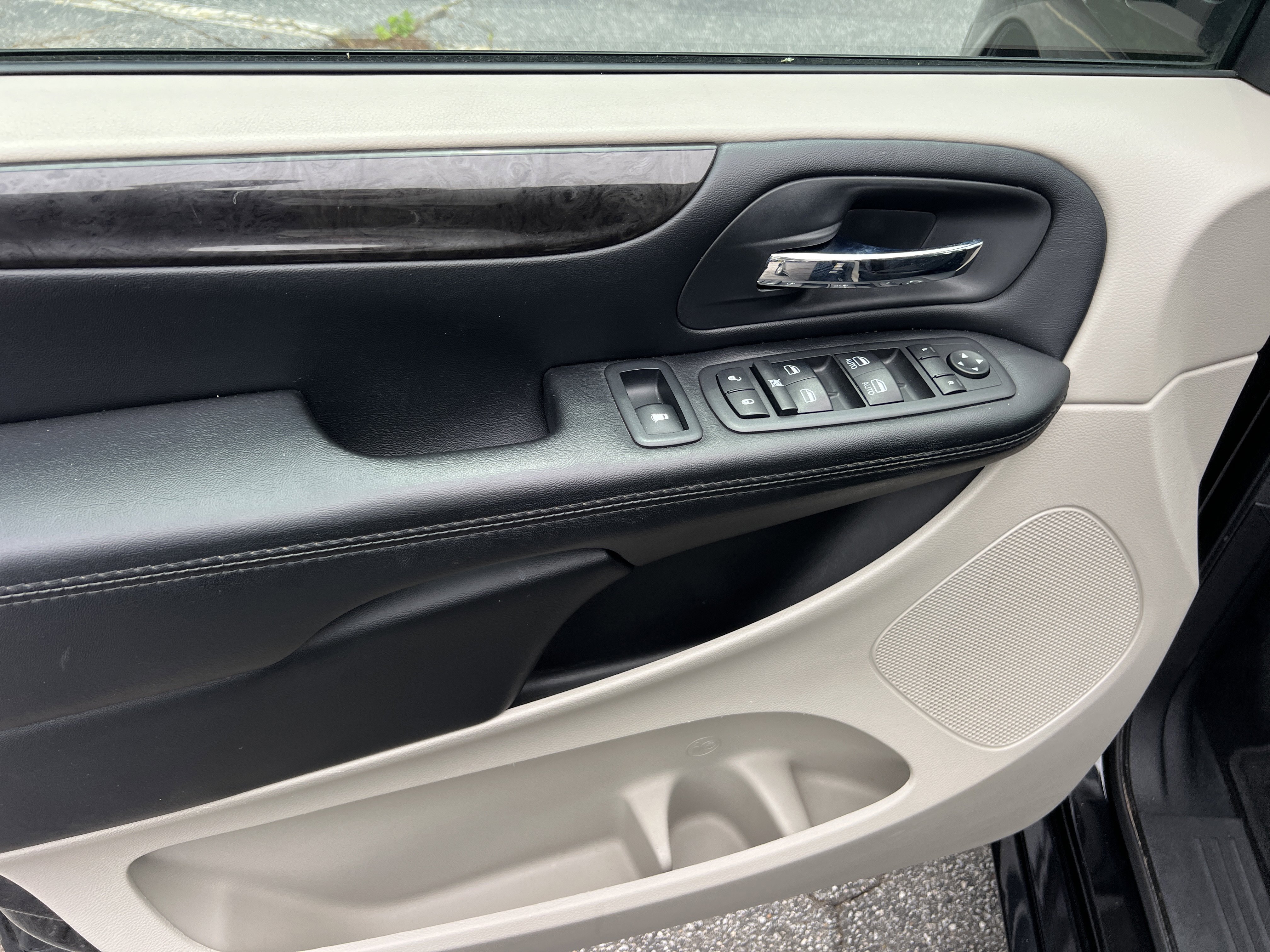 Used 2019 Black Onyx Crystal Pearlcoat Dodge SE image 11