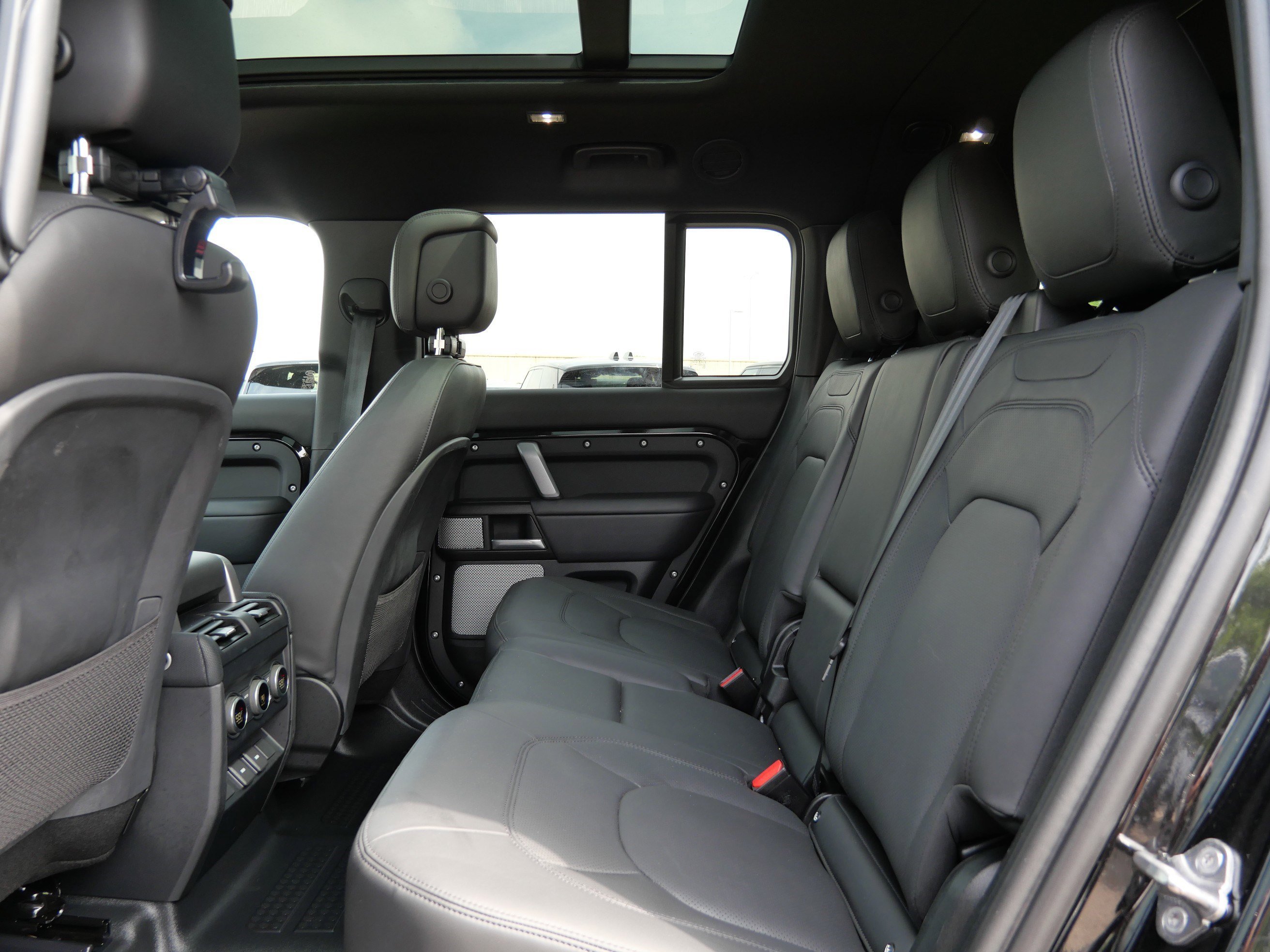 Used 2024 Santorini Black Metallic Land Rover V8 image 15