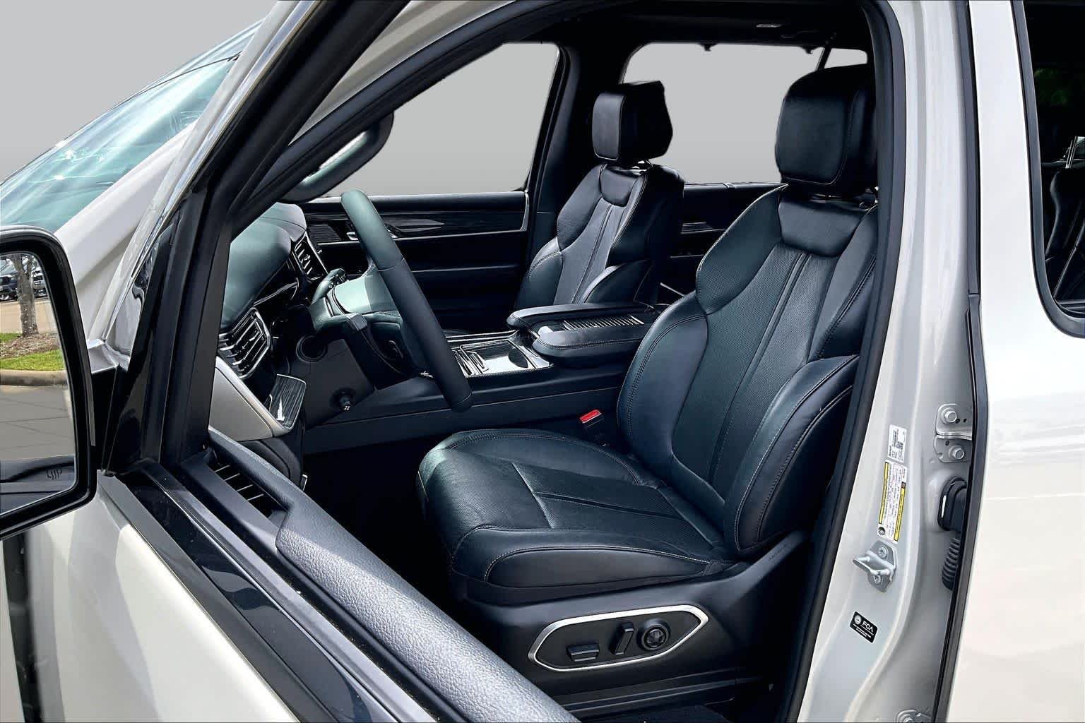 Used 2022 Luxury White Pearlcoat Jeep Series II image 7