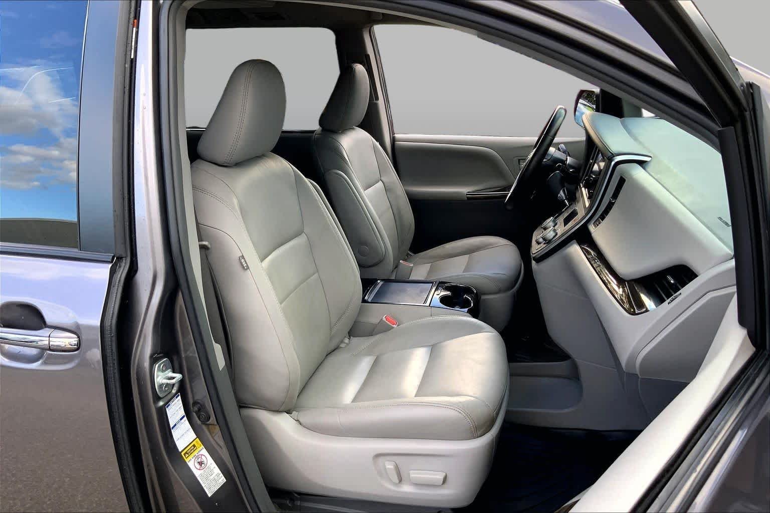Used 2017 Predawn Gray Mica Toyota XLE Premium image 8