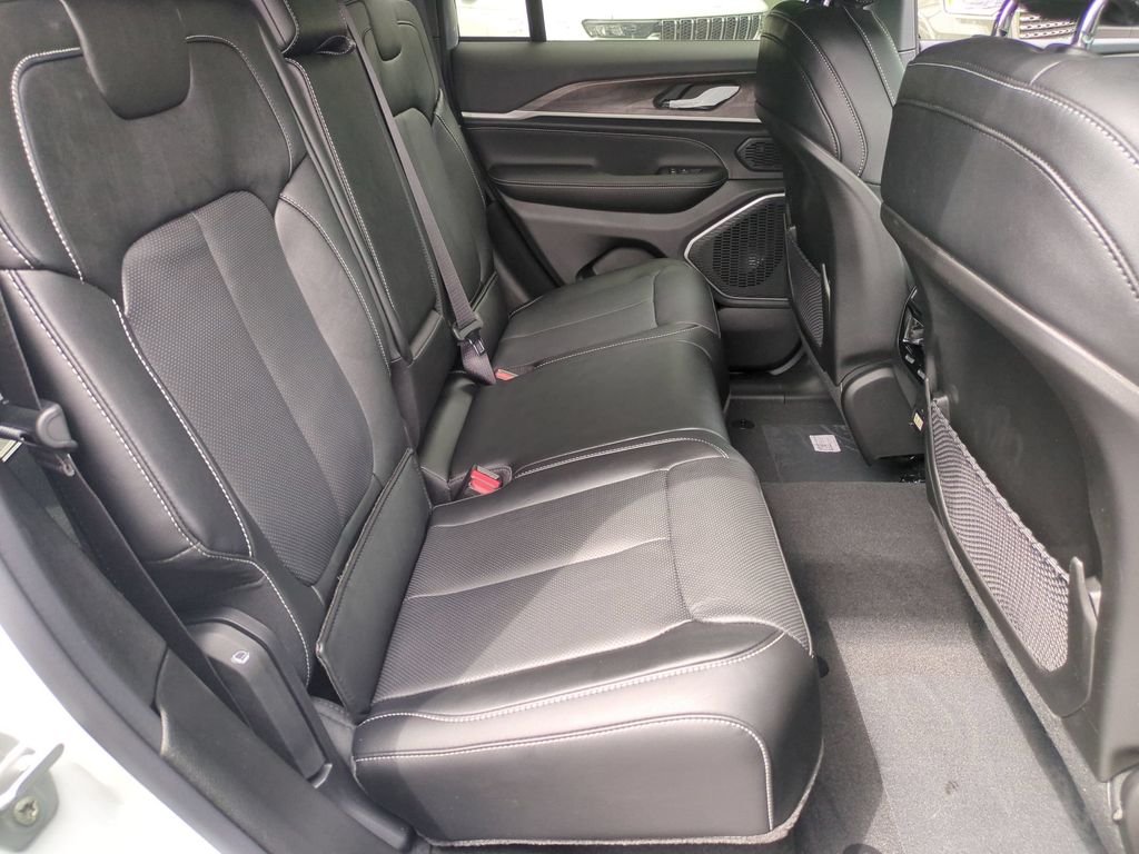 New 2026 Bright White Clear-Coat Exterior Paint Jeep Limited Reserve image 24