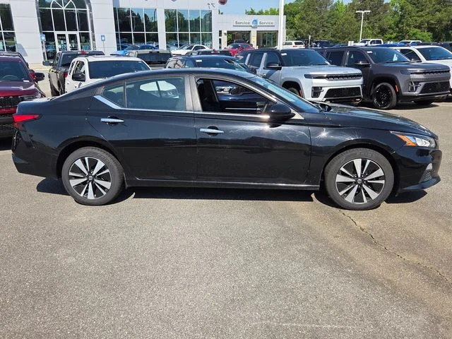 Used 2022 Black Nissan 2.5 SV image 13