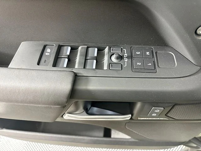 Used 2025 Green Land Rover S image 20