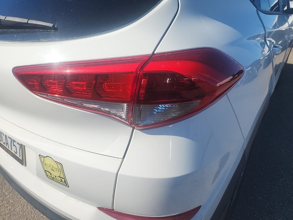 Used 2017 Winter White Hyundai SE image 13