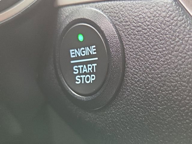 Used 2021 Oxford White Ford SE image 12