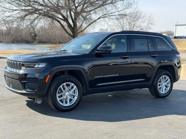 New 2026 Diamond Black Crystal Pearl-Coat Exterior Paint Jeep Laredo X image 3