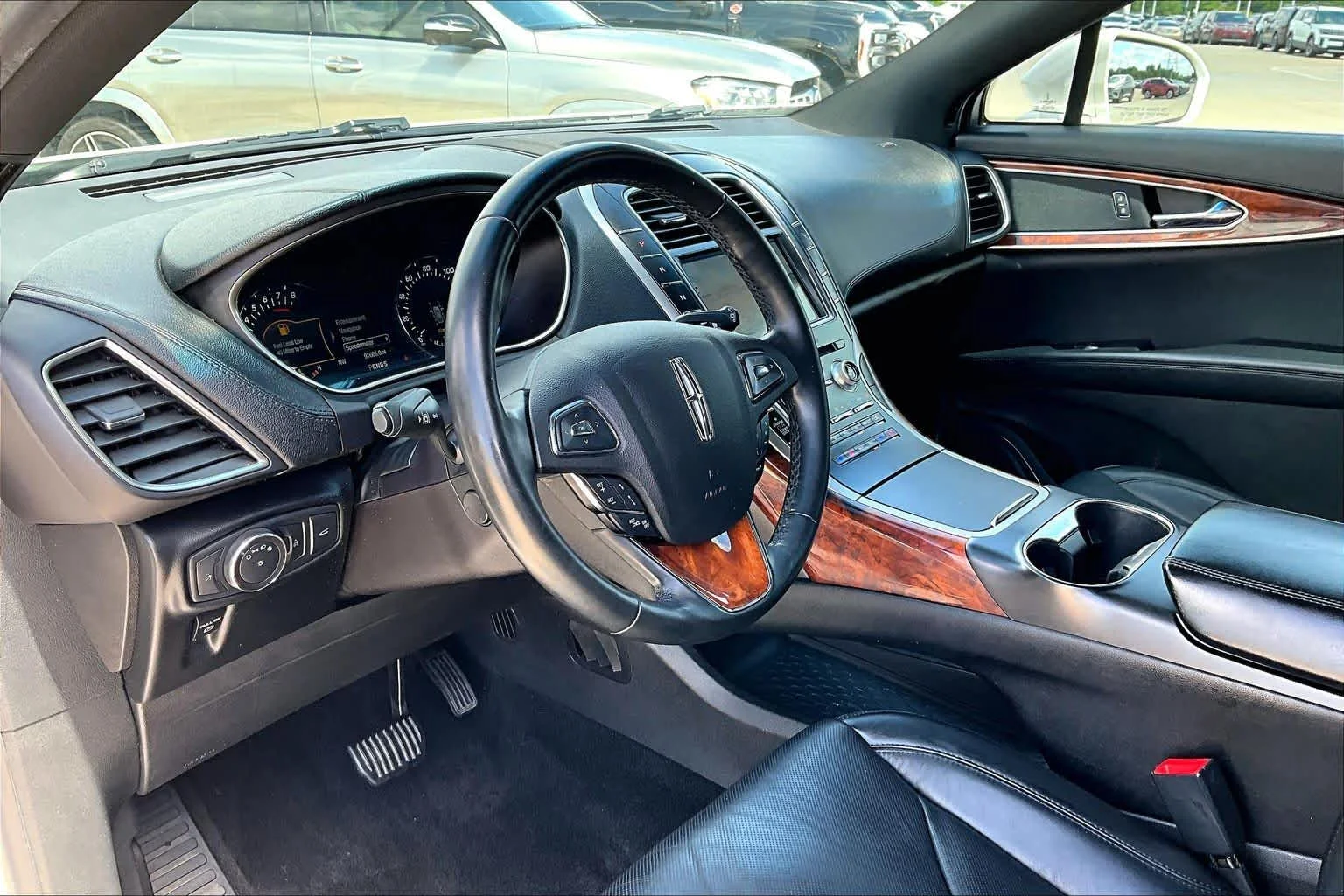 Used 2018 White Platinum Metallic Tri-Coat Lincoln Reserve image 17