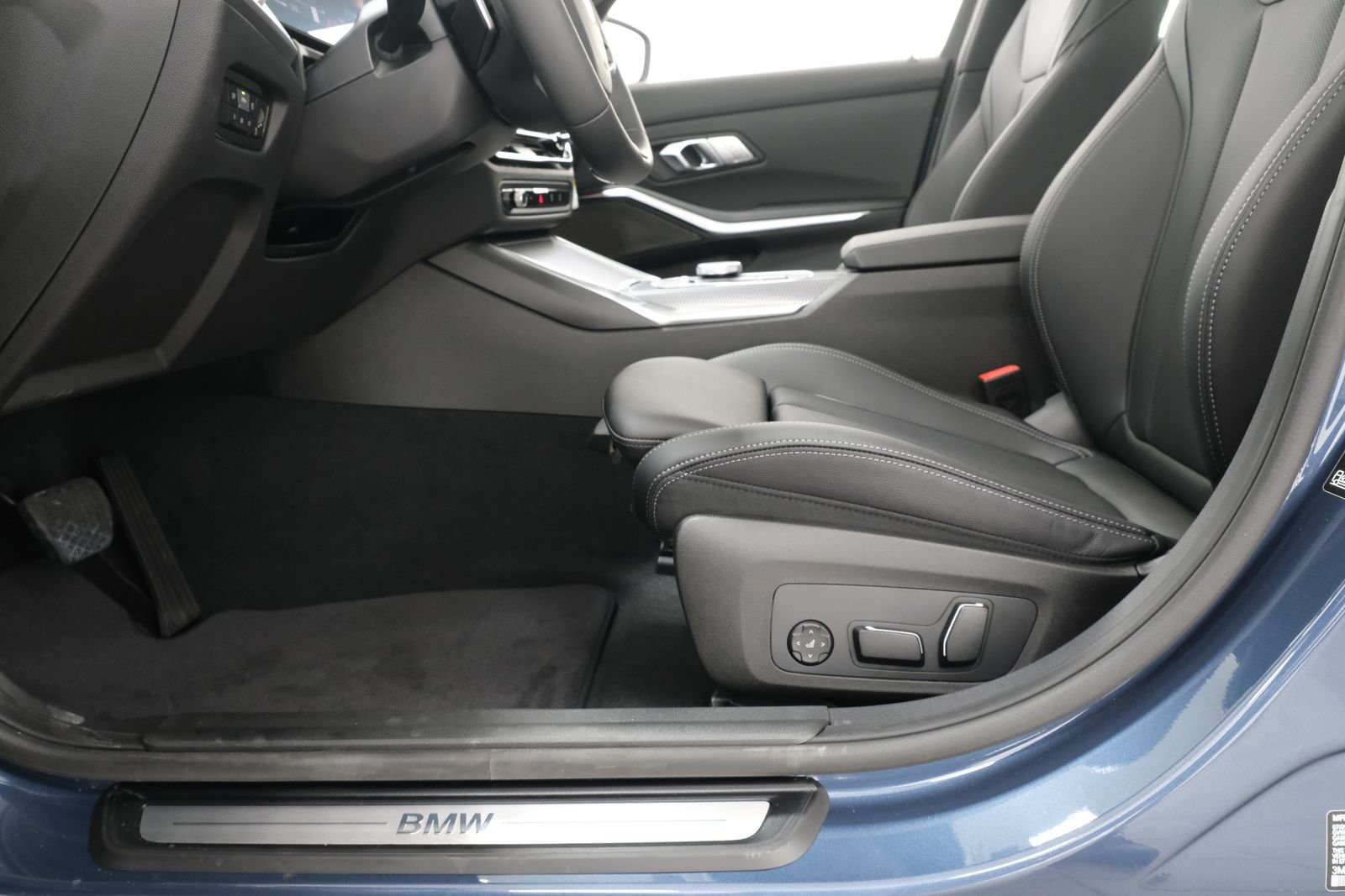 New 2026 Arctic Race Blue Metallic BMW 330i xDrive image 31