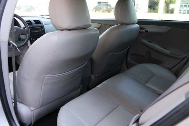 Used 2009 Silver Toyota LE image 18