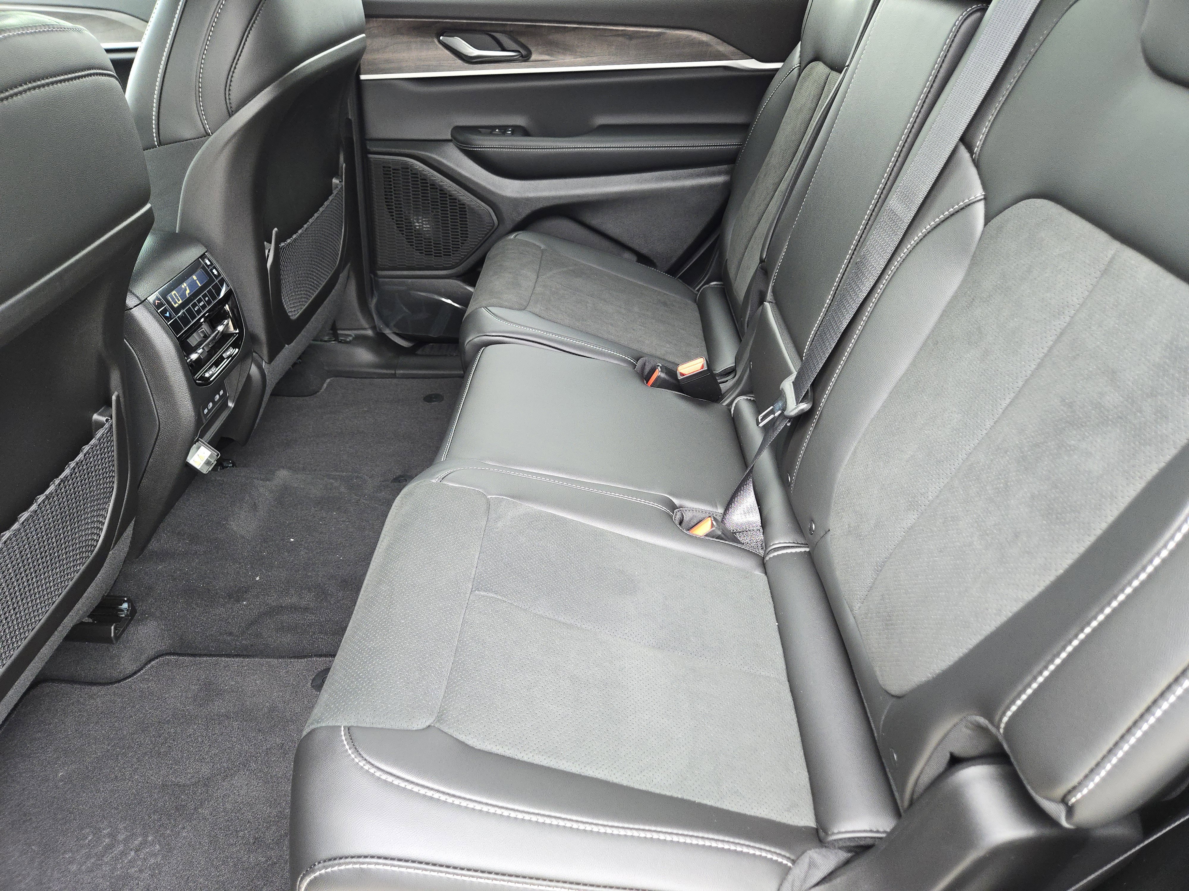 New 2026 Diamond Black Crystal Pearl-Coat Exterior Paint Jeep Laredo Altitude image 20