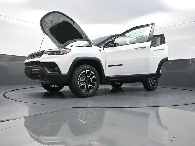 New 2026 Bright White Clear-Coat Exterior Paint Jeep Trailhawk image 31