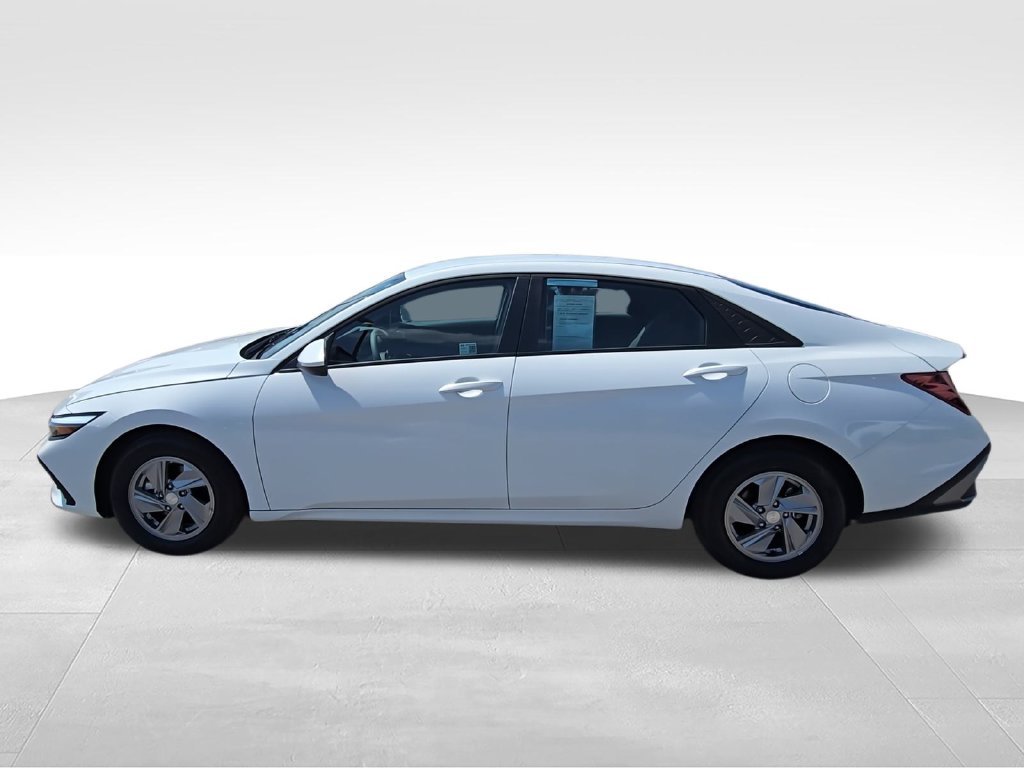 Used 2025 White Hyundai SE image 7