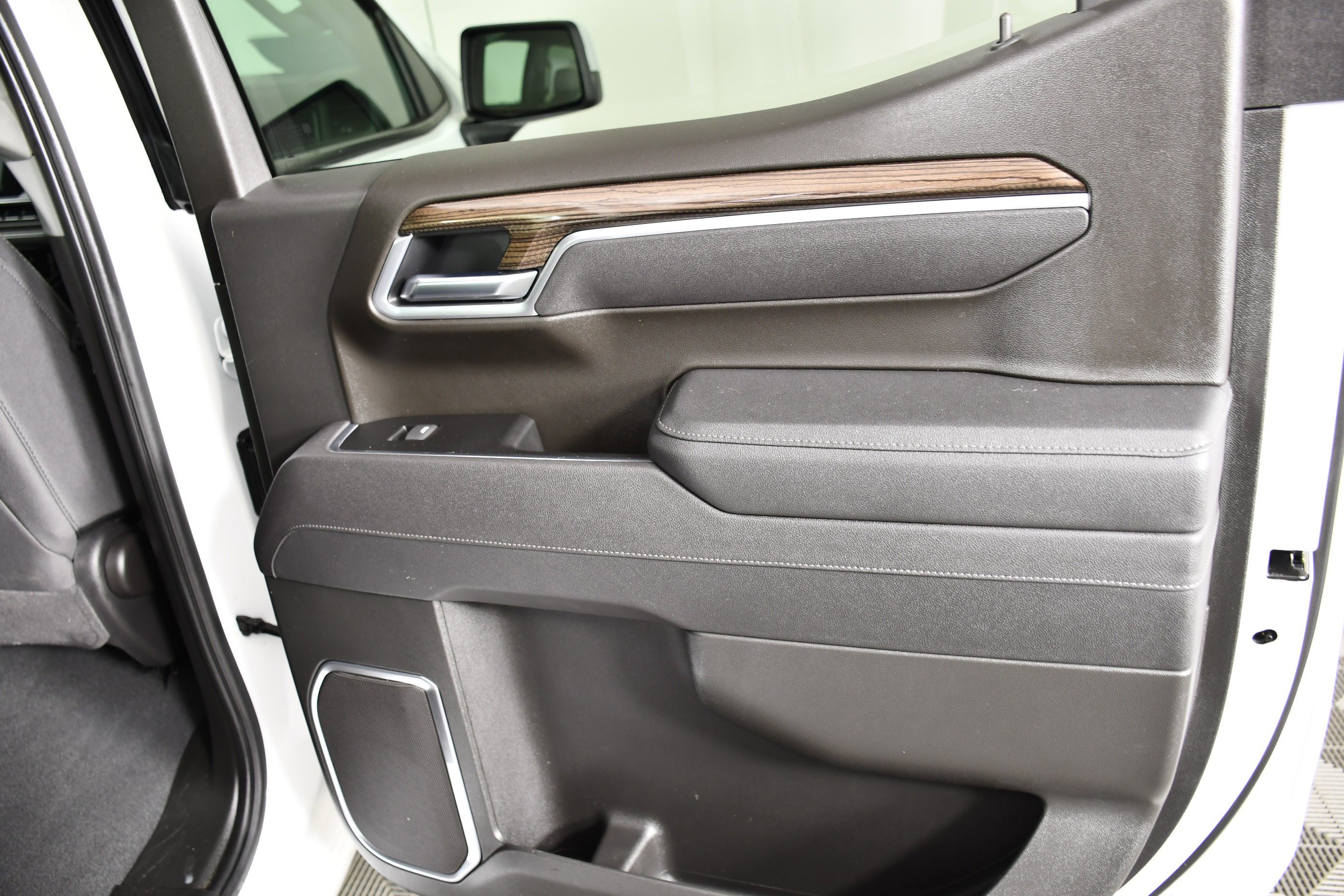 Used 2026 Summit White Chevrolet LT image 44