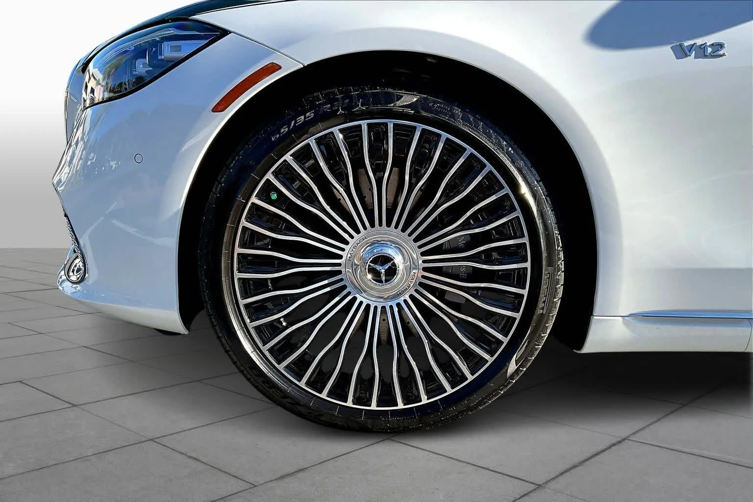 New 2026 MANUFAKTUR Moonlight White Metallic Mercedes-Benz Maybach S 680 image 9