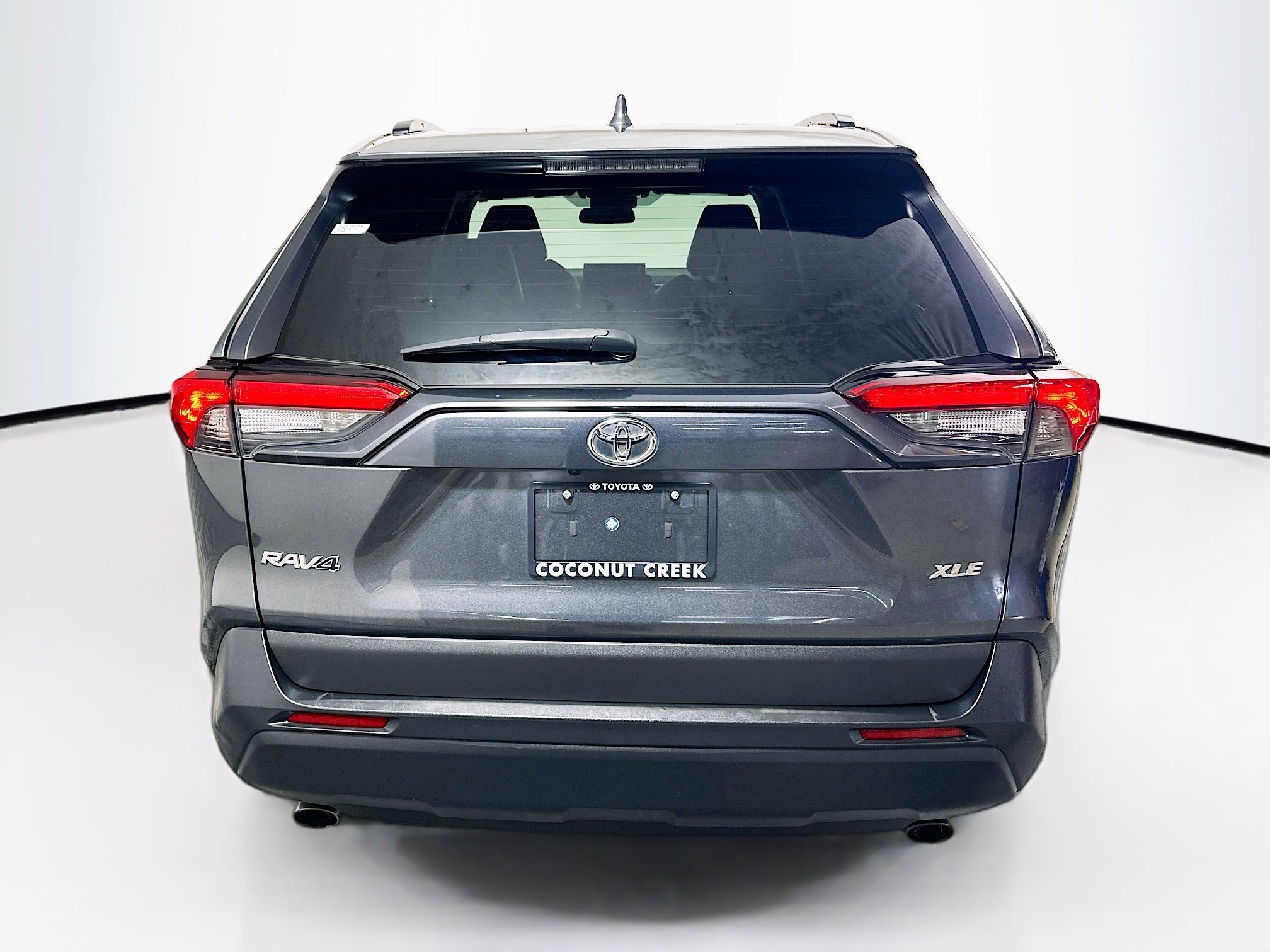 Used 2021 Magnetic Gray Metallic Toyota XLE Premium image 4