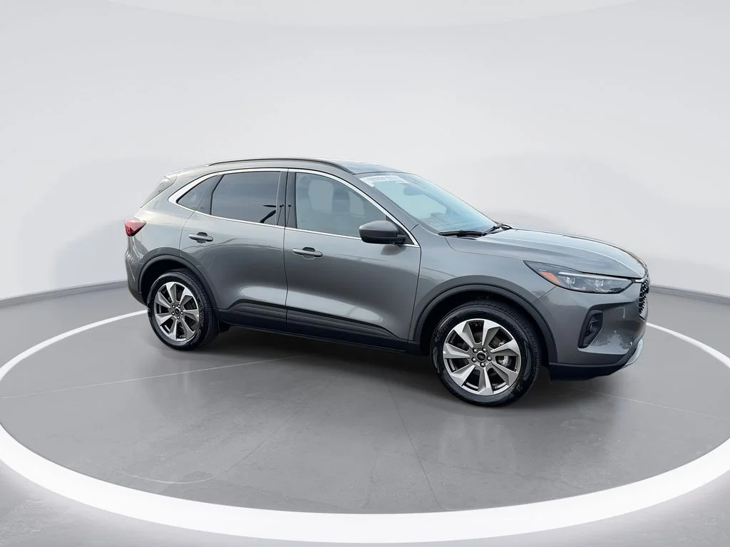 Used 2025  Ford Platinum image 2