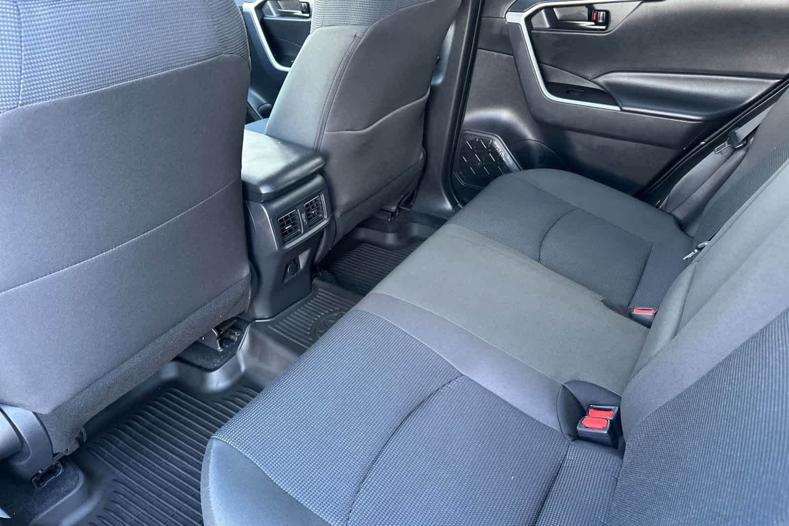 2025 Toyota RAV4 LE - Photo 12