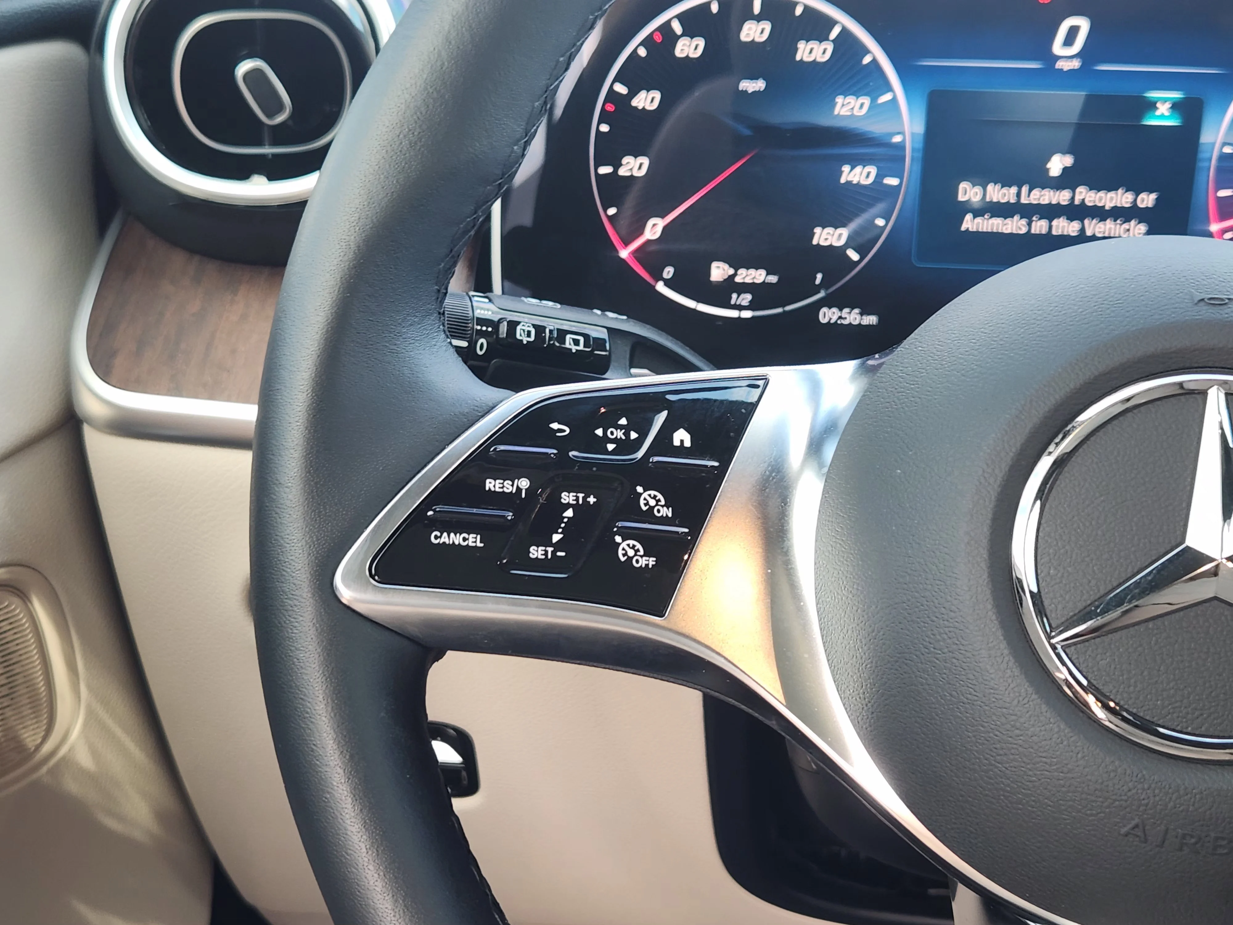 Used 2025  Mercedes-Benz GLC 300 Base image 28