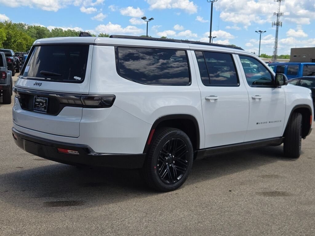 New 2026 Bright White Clear-Coat Exterior Paint Jeep Limited Reserve image 13