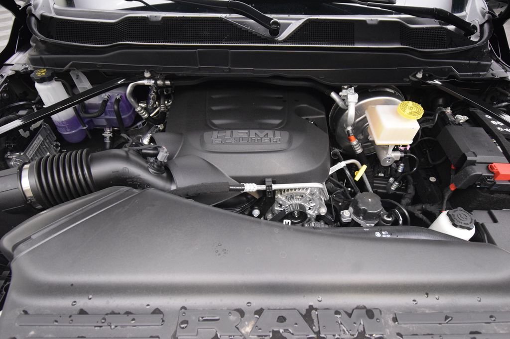 New 2026 Diamond Black Crystal Pearl-Coat Exterior Paint RAM Tradesman image 15