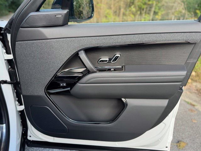 New 2027 Fuji White Land Rover SE image 17