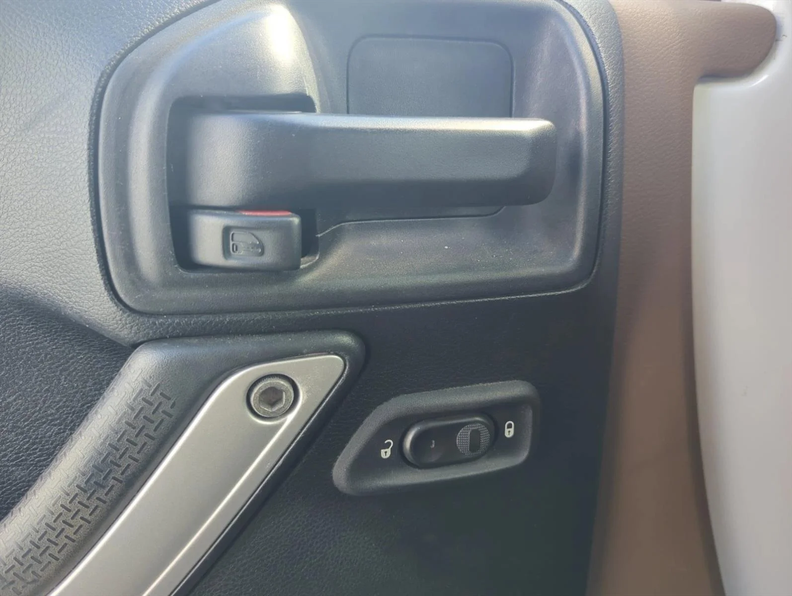 Used 2017 White JEEP  image 12
