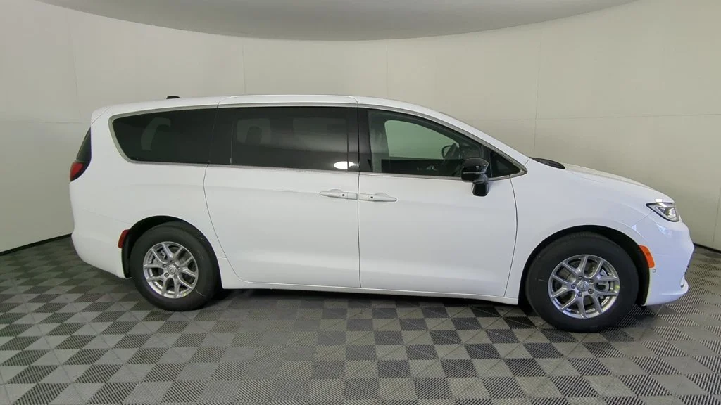 New 2026 Bright White Clear-Coat Exterior Paint Chrysler Select image 4