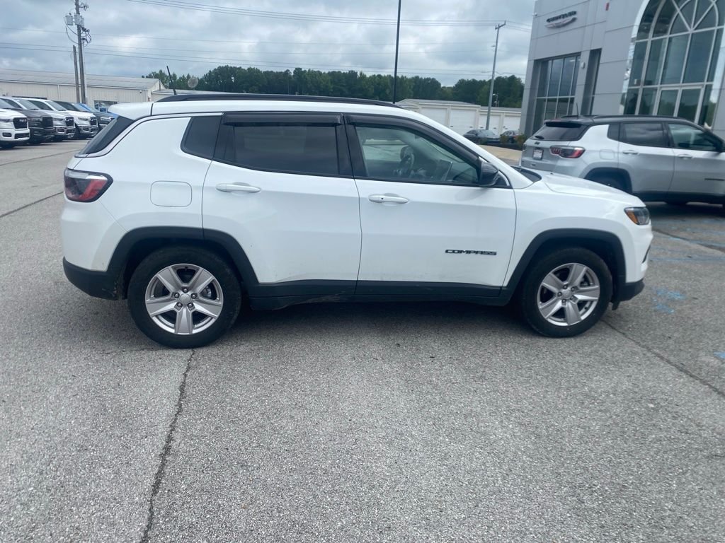 Used 2022 White Jeep Latitude image 4
