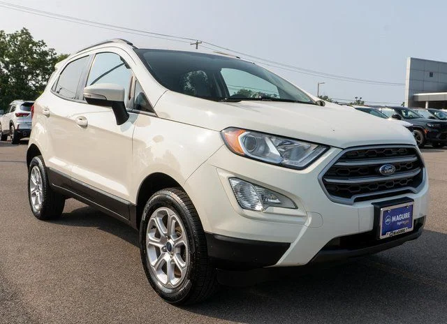 Used 2022 Diamond White Ford SE image 4