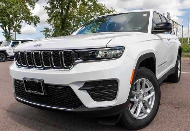 New 2026 Bright White Clear-Coat Exterior Paint Jeep Laredo X image 1