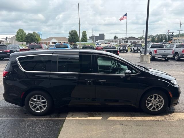 Used 2025 Black Chrysler Select image 6