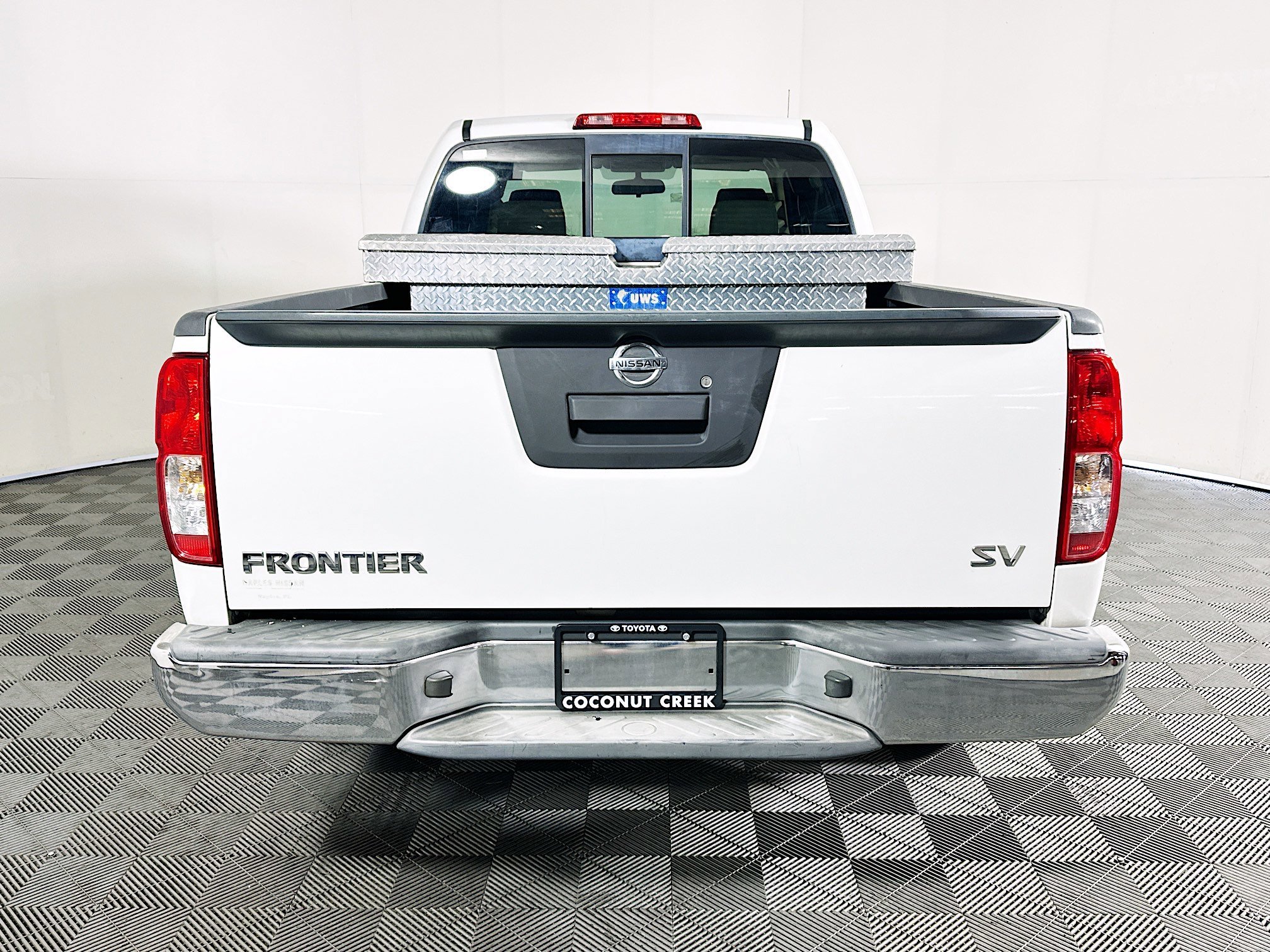 Used 2014 Glacier White Nissan SV image 4