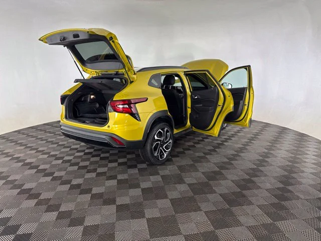 Used 2025 Yellow Chevrolet 2RS image 23