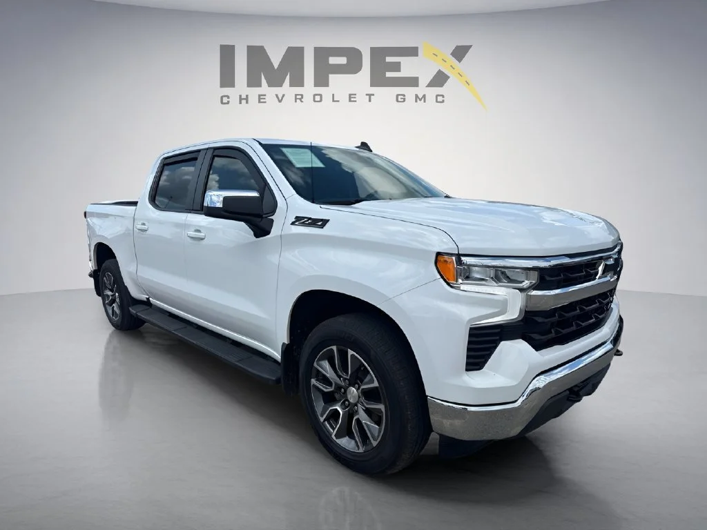 Used 2024 Summit White Chevrolet LT image 18