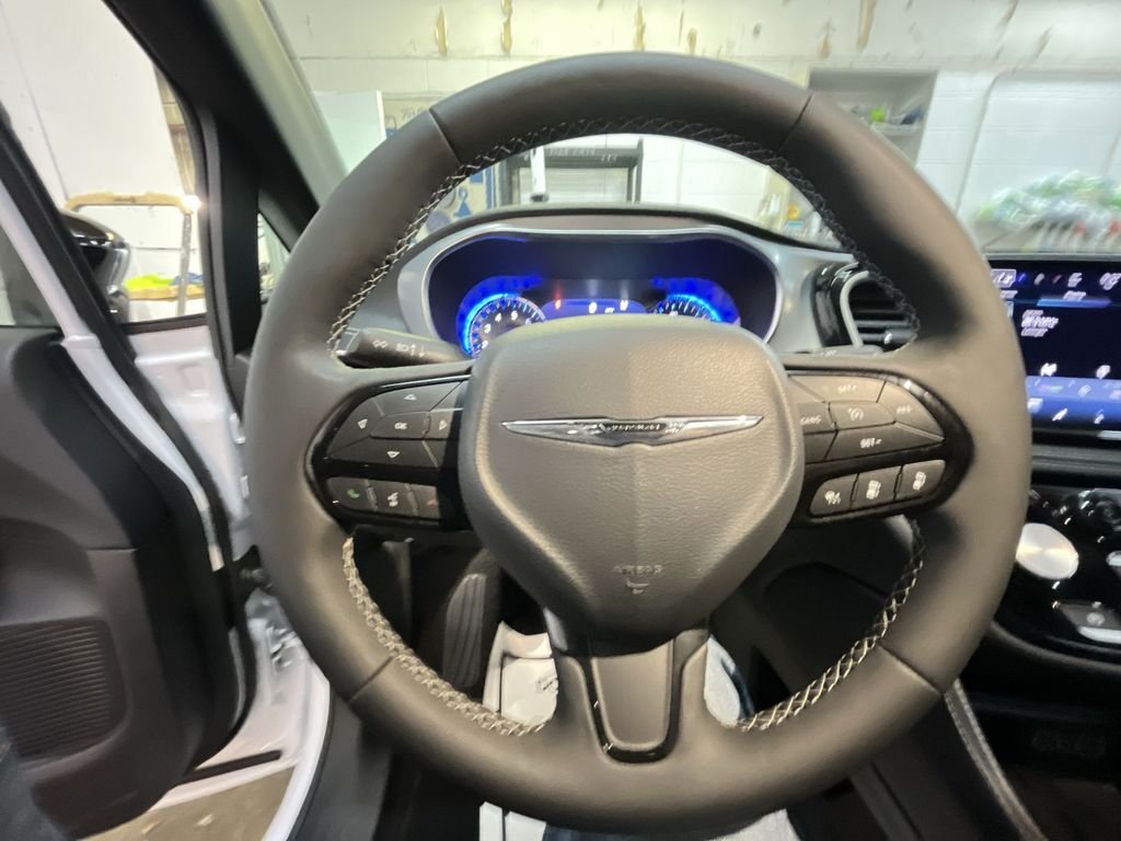 Used 2025 White Chrysler Limited image 14