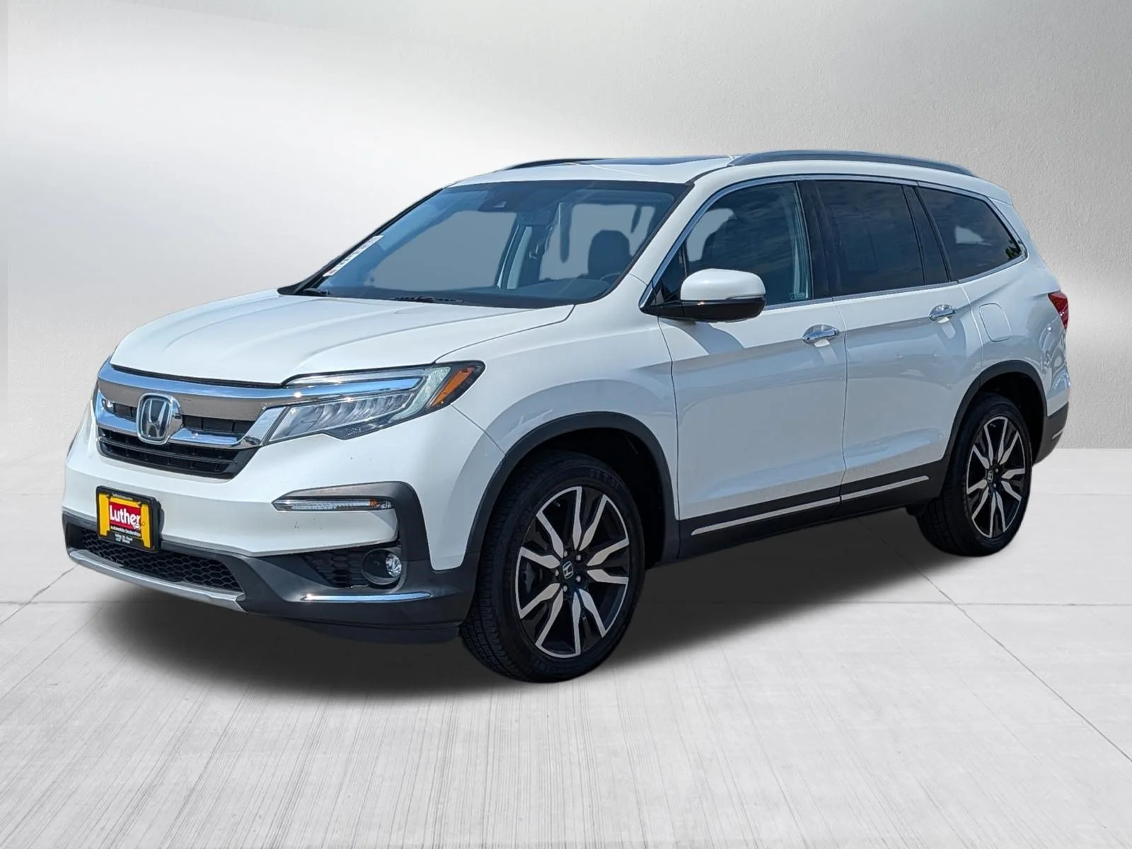Used 2019 White Diamond Pearl Honda Touring 8-Passenger image 3