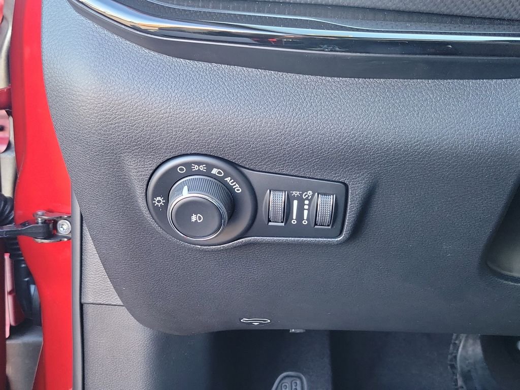 New 2026 Red Hot Pearlcoat Jeep Latitude image 18