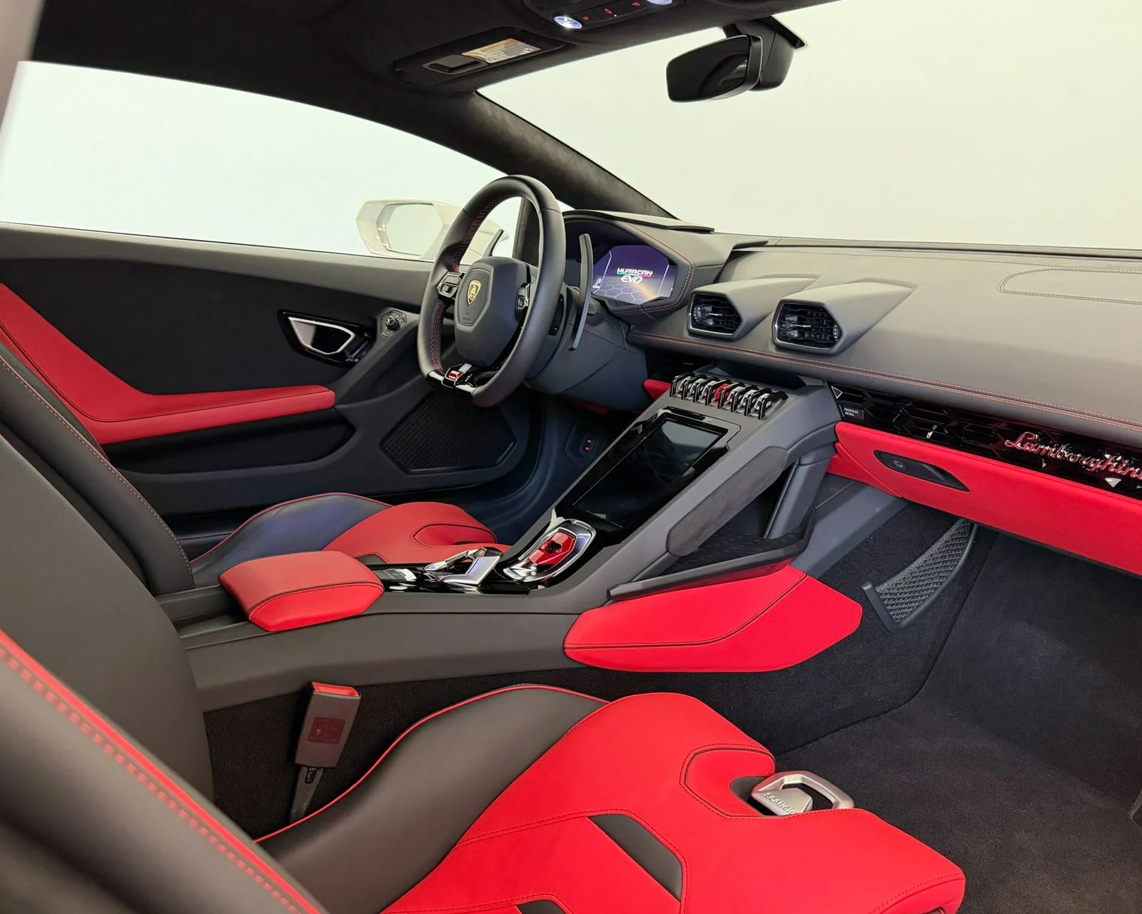 Used 2022  Lamborghini Base image 37