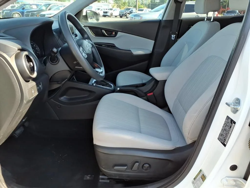 Used 2023 White Hyundai SEL image 3